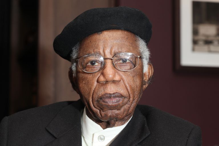 ChinuaAchebe-5bb4b3cdc9e77c0026d2927e